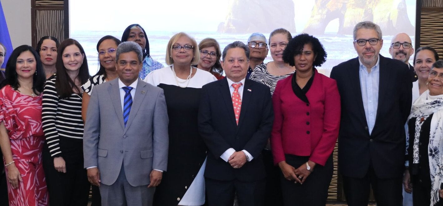 Foto grupal de participantes - La Comisión Regional de Monitoreo y Reverificación para la Eliminación del Sarampión, Rubeola y Síndrome de Rubéola Congénita (SRC) se reunió con la Organización Panamericana de la Salud (OPS), el Ministerio de Salud (MINSA) La Comisión Nacional de Certificación para la Sostenibilidad de la eliminación del Sarampión, Rubeola y Síndrome de Rubeola Congénita (CNS) y autoridades de salud panameñas para evaluar los avances y definir próximas acciones para que el país pueda ser ver