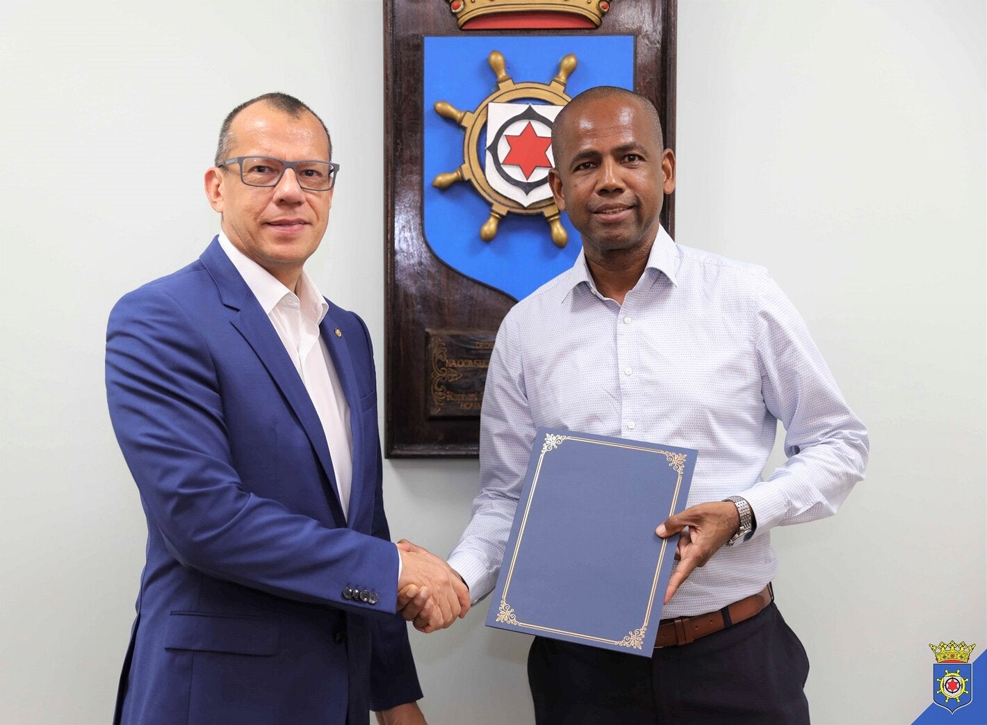 Dr Gabriel Vivas Francesconi, PAHO/WHO Representative presents credentials to Governor John Solina of Bonaire