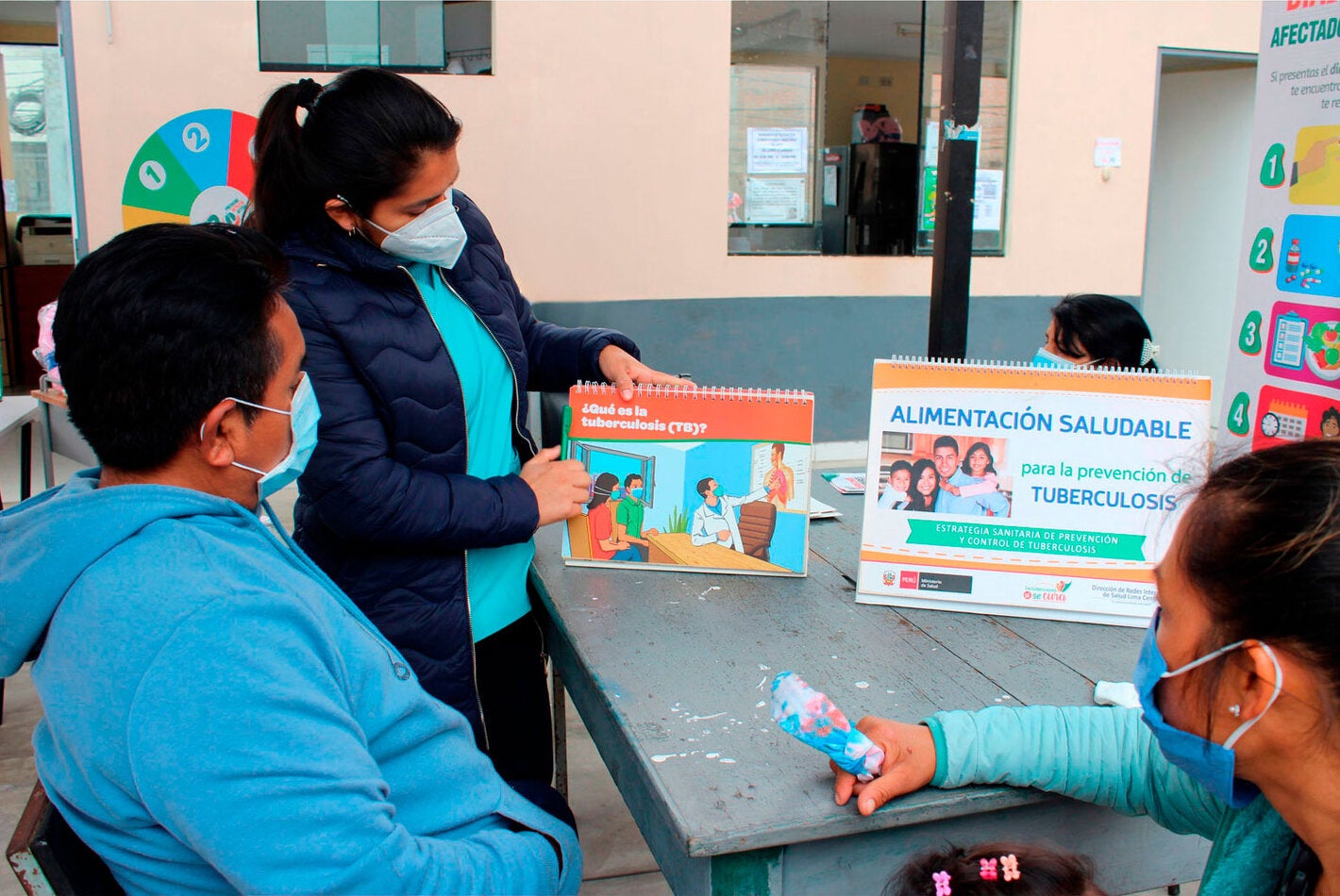 Personal de salud explica a paciente sobre la tuberculosis