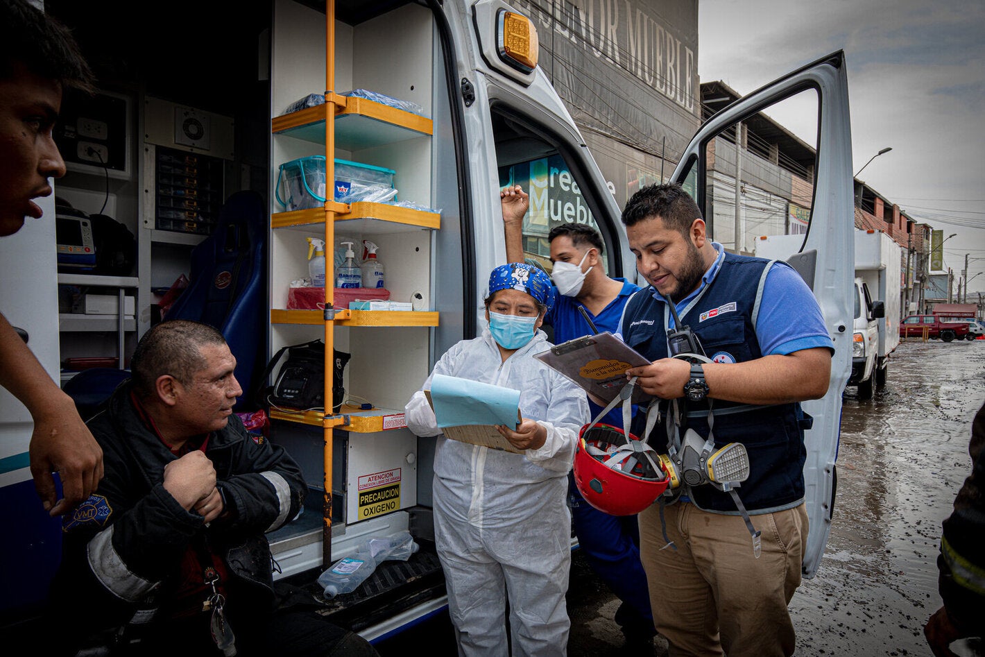 Imagen referencial de equipos médicos de emergencia