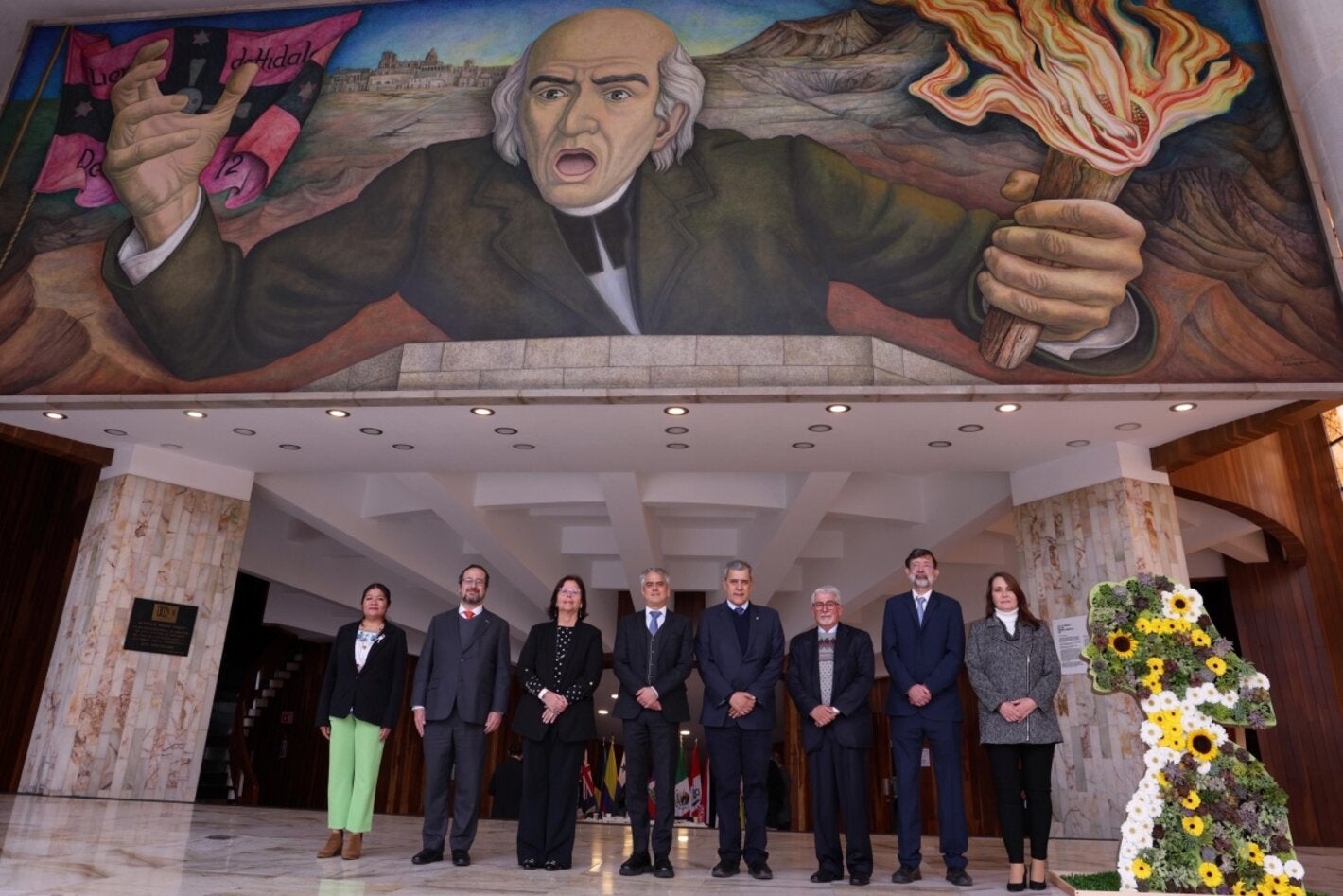 Expertos y autoridades que inauguraron el Congreso bajo el mural del auditorio del CISS que muestra al cura Hidalgo.