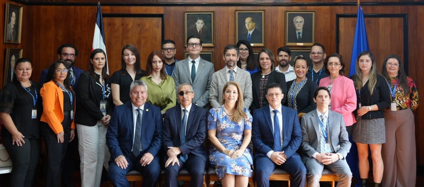 Autoridades y equipo técnico participante en la actividad posando para la fotografía