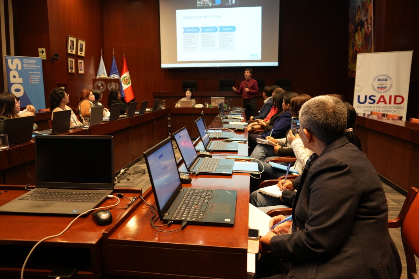 OPS/Luz Rospigliosi || Asistentes presenciando una ponencia sobre vigilancia epidemiológica en Perú.