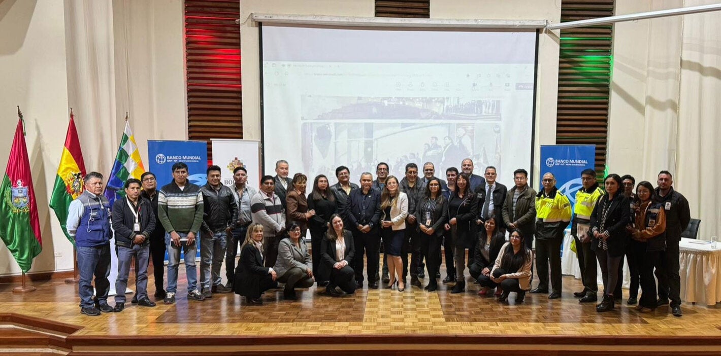 Foto grupal de los participantes del evento sobre seguridad vial