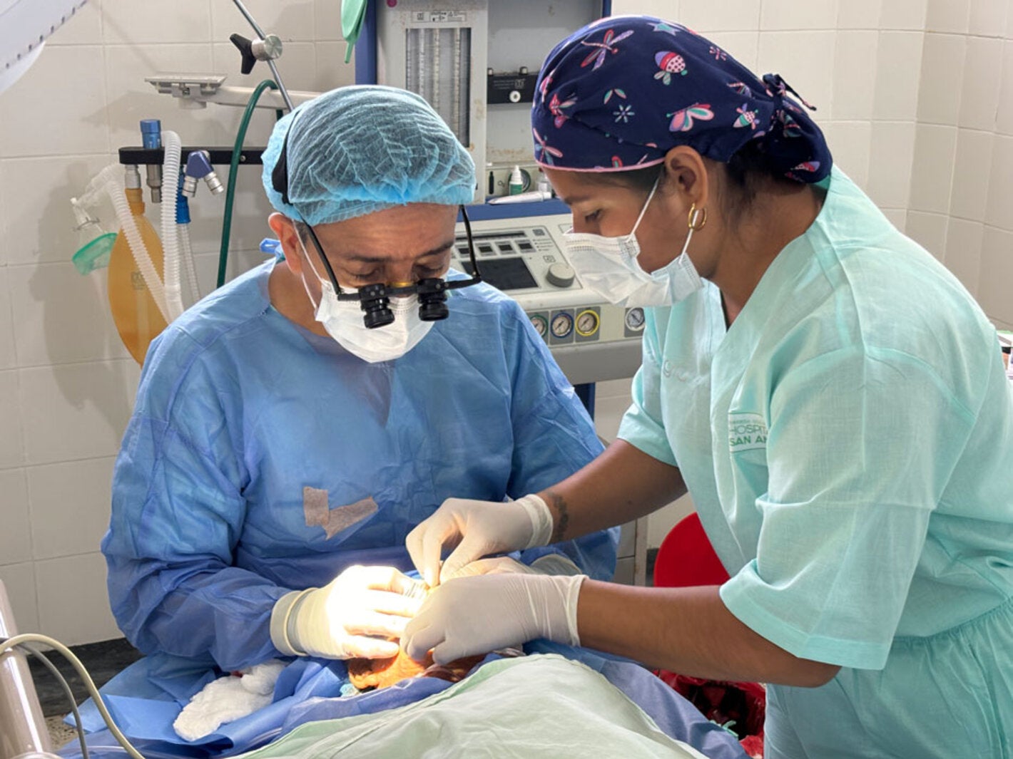 Medicos realizando operacion para tracoma