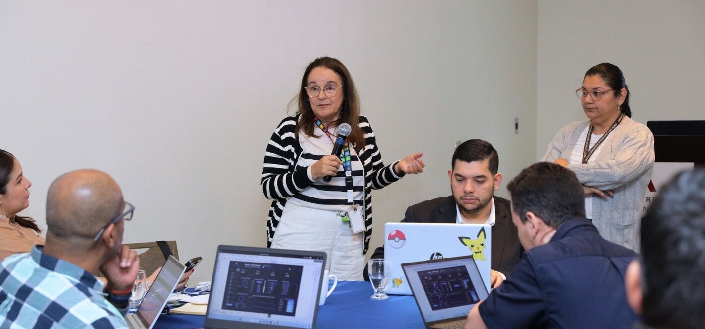 Fotografía de mesa de trabajo y desarrollo del taller para la actualización de la Norma del Sistema de vigilancia epidemiológica del síndrome gripal, influenza y bronconeumonías.