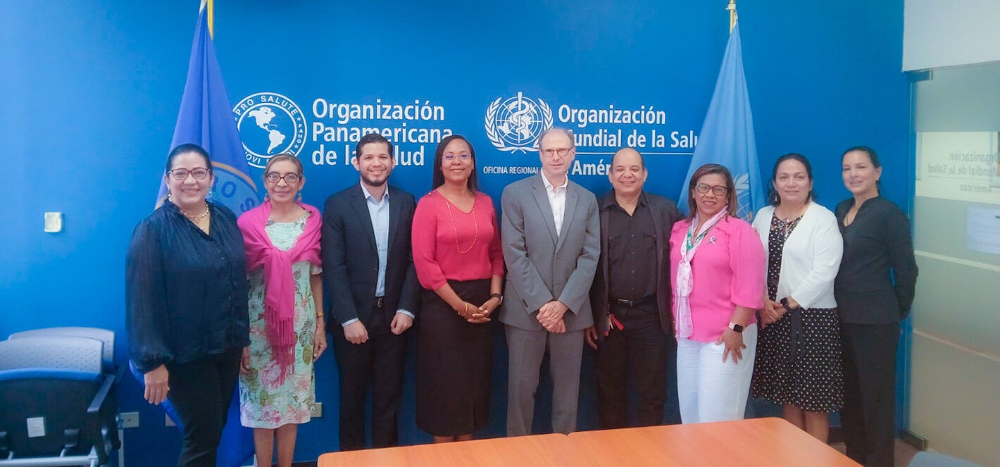 Fotografía grupal del lanzamiento de un nuevo curso virtual sobre los fundamentos del manejo de medicamentos sujetos a control. 