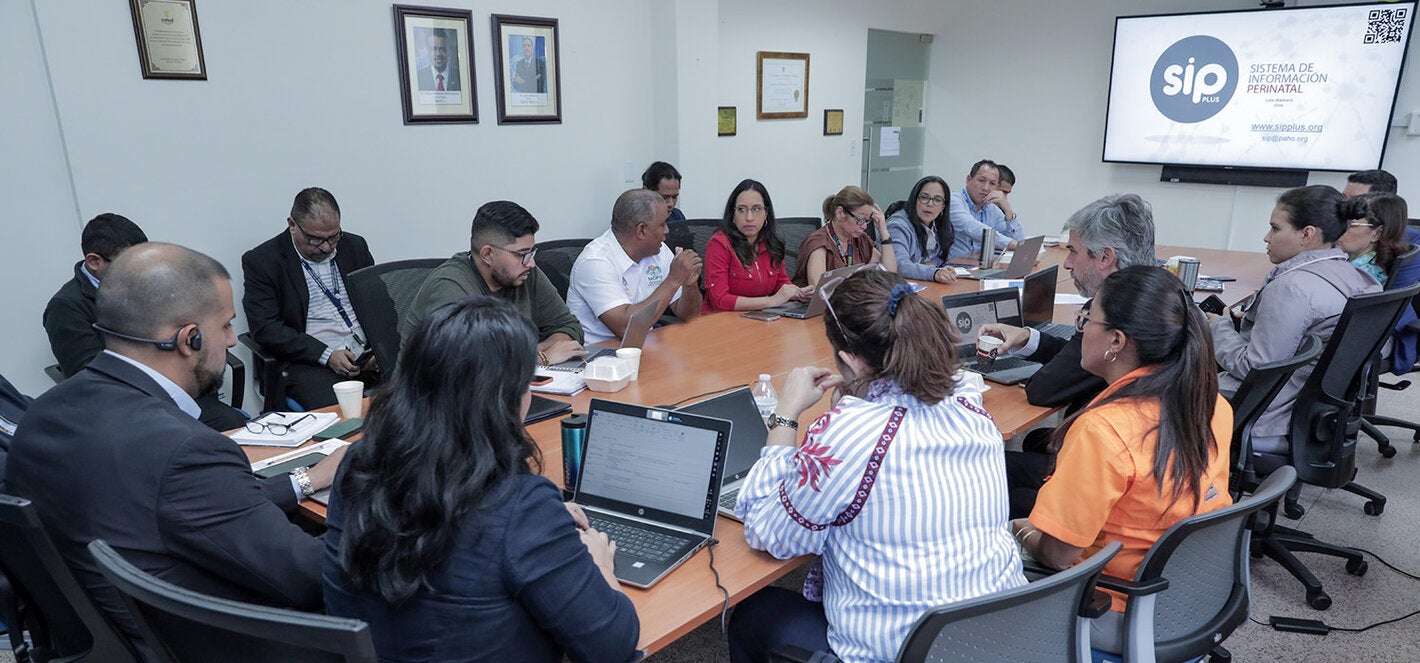 Fotografía de la mesa de trabajo donde el MINSA y CSS anunciaron significativos avances en la integración de la historia clínica del SIP Plus. 