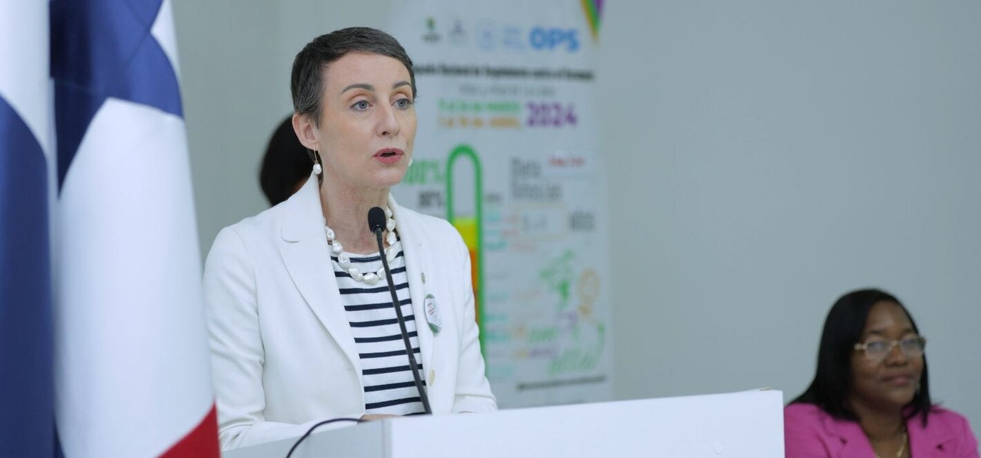 Fotografía de la Dra. Ana Rivière Cinnamond, representante de la OPS/OMS en Panamá, en el lanzamiento de una nueva campaña para reforzar el seguimiento contra el sarampión, dirigida a completar la cobertura de vacunación de niños entre 1 a 4 años de edad.