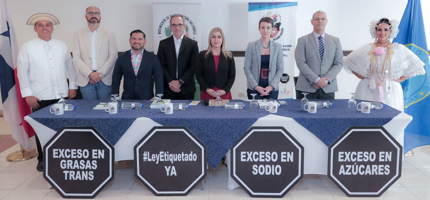 Foto de participantes del foro donde se presentó la postura conjunta a favor del Etiquetado Frontal de Advertencia Nutricional.