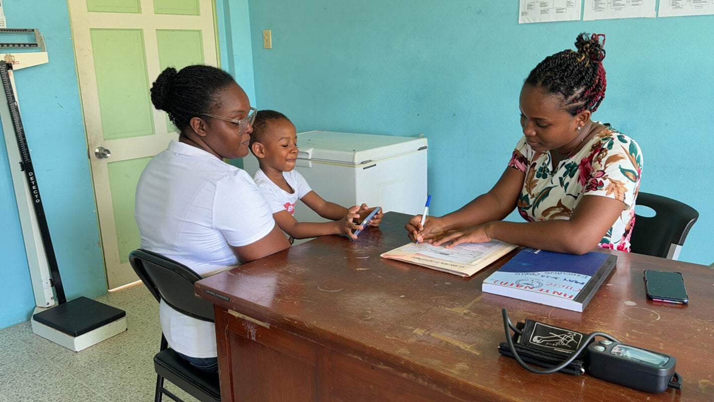 Madre e hijo en consulta médica