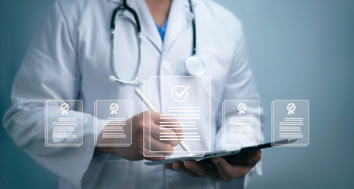 Un trabajador médico trabaja con un certificado de calidad virtual y un analista de documentos de lista de comprobación para la asignación de planificación de marketing objetivo con gestión de calidad