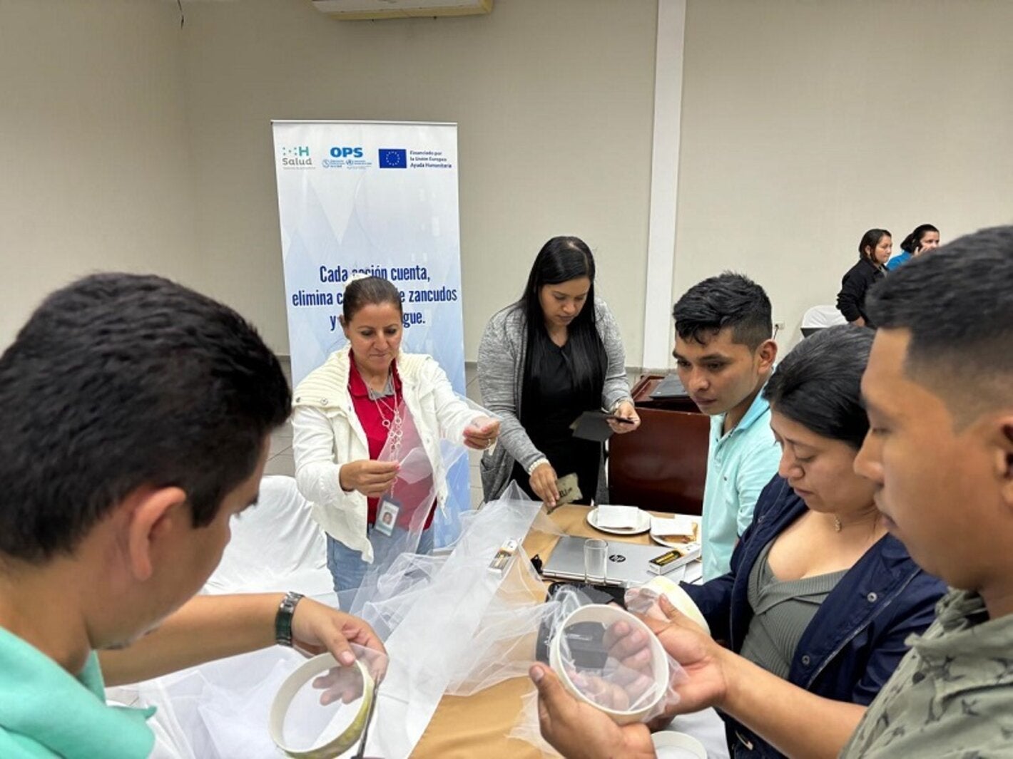 Promotores aprenden técnicas de control de vectores, con financiamiento de la UE