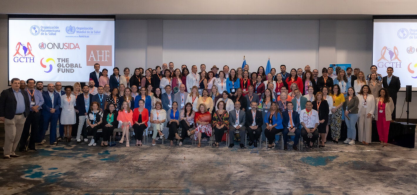 Fotografía grupal de la reunión regional con el objetivo de acelerar la respuesta al VIH, Tuberculosis (TB), Hepatitis y otras infecciones de transmisión sexual (ITS) en América Latina.