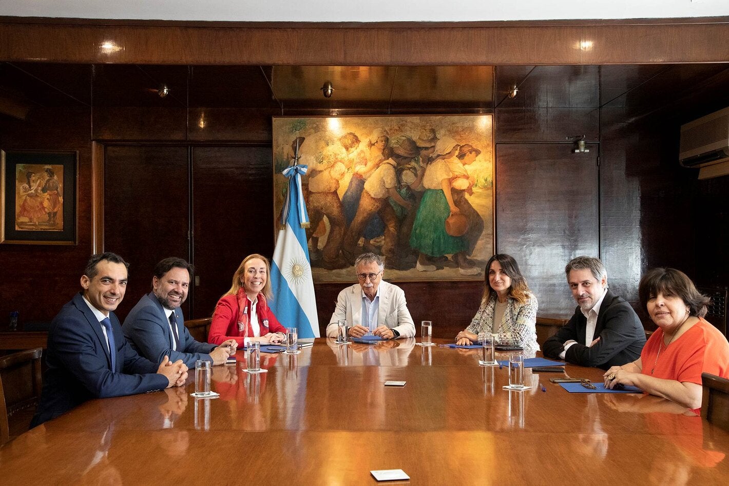 Foto con los participantes de la reunión