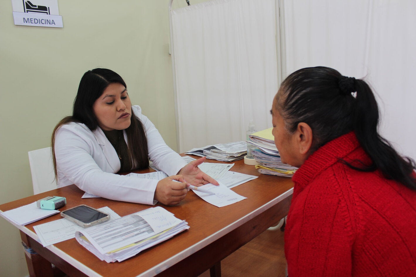 Paciente de sexo femenino y doctora durante una consulta médica