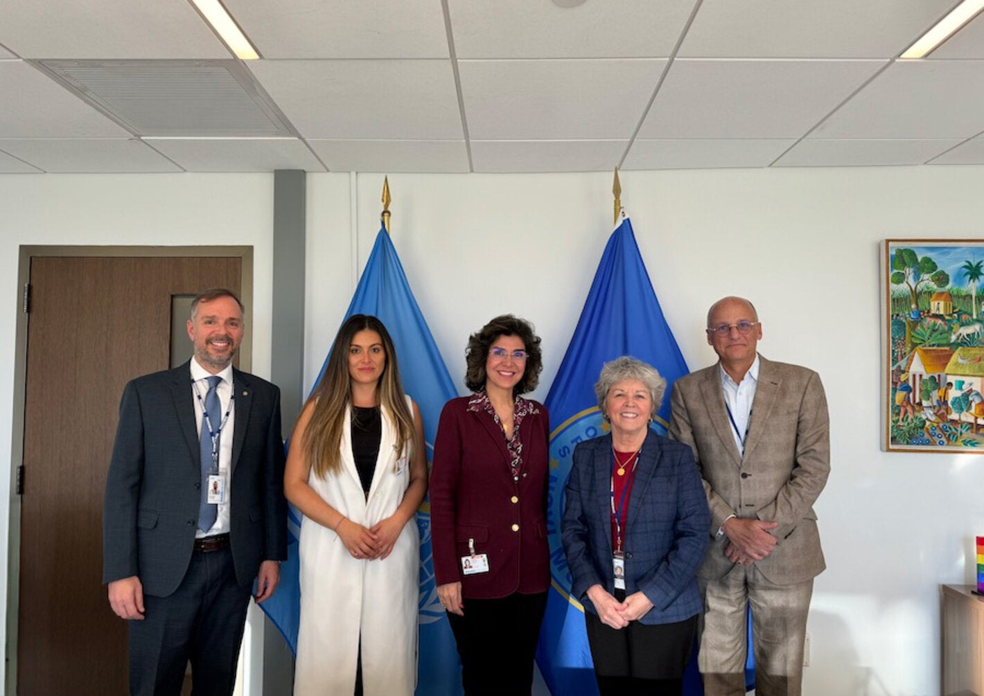 Mary Lou Valdez, PAHO’s Deputy Director, along with Rodrigo Monrroy, Project Management Advisor for PAHO Forward, and Paul de la Croix-Vaubois, Human Resources Advisor, Lita Paparoni, Regional Manager for Latin America and the Caribbean, and other posing for the camera.bbean.