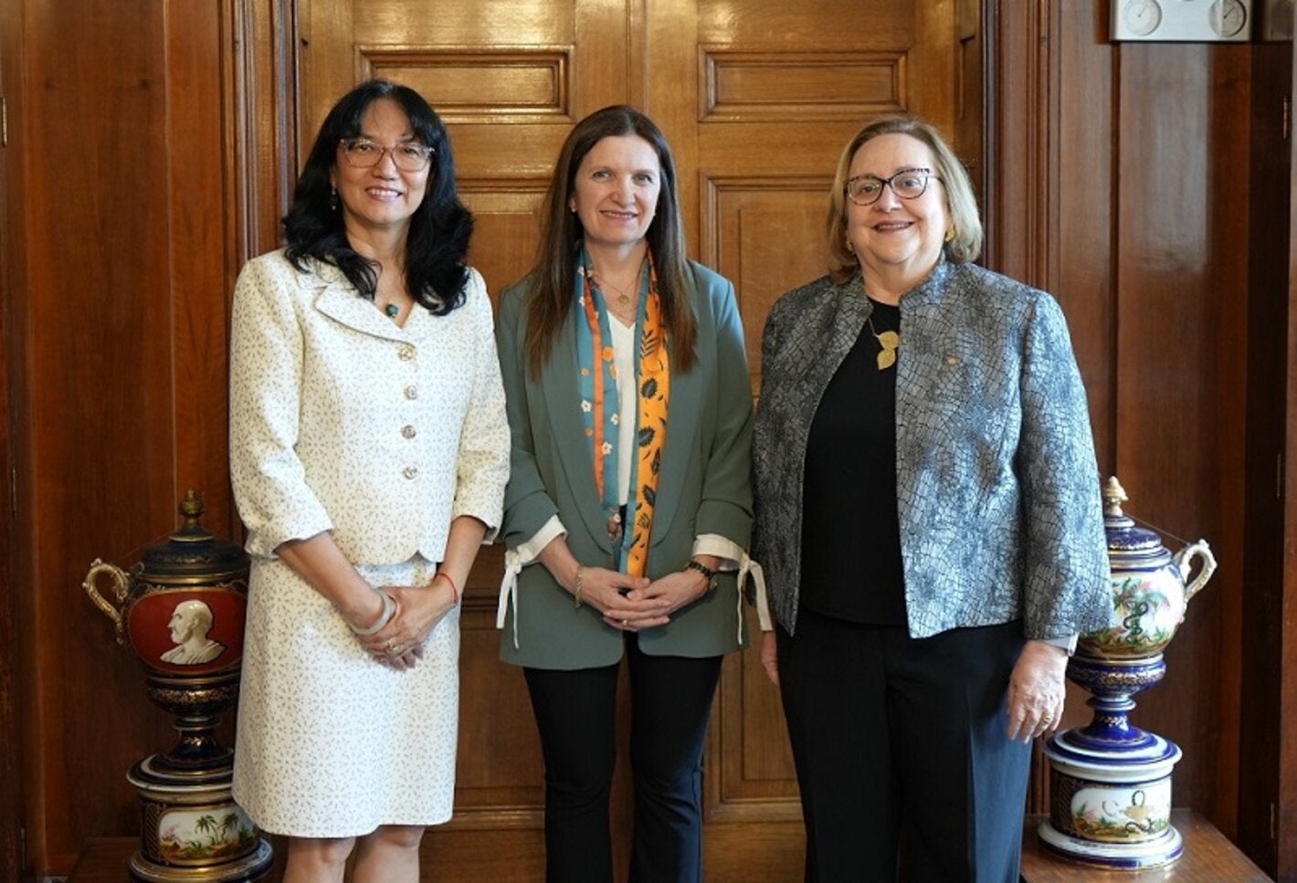 De izquierda a derecha representante de OPS en Uruguay, ministra de Salud de Uruguay y directora del CLAP/SMR