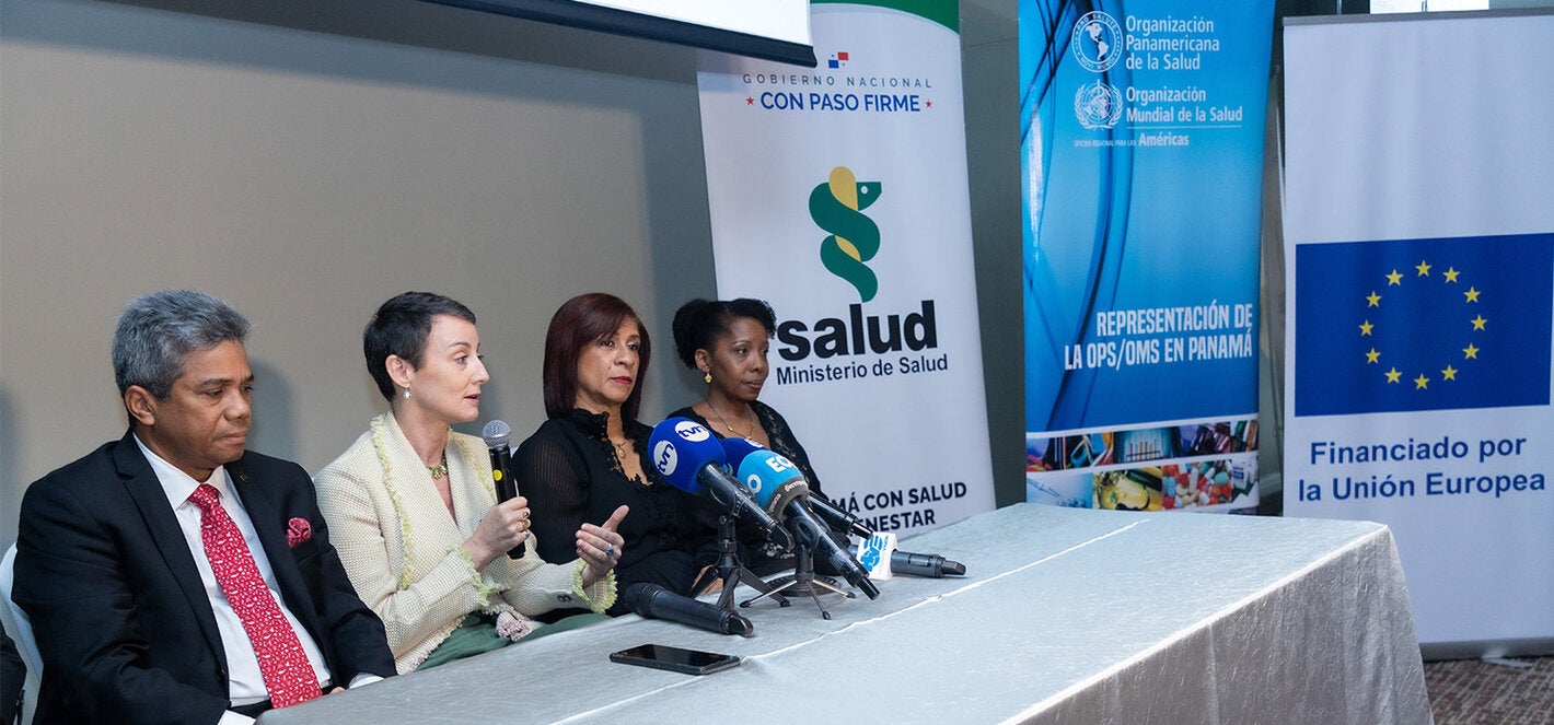 Fotografía de la mesa principal del taller de sensibilización sobre el dengue a periodistas de radio, televisión, prensa escrita y medios digitales.