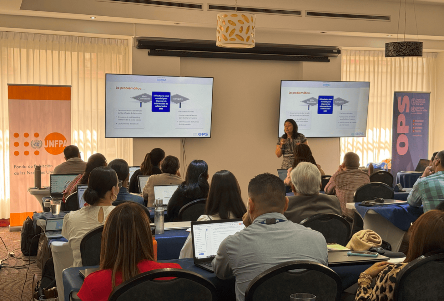 Participantes del taller durante una de las presentaciones