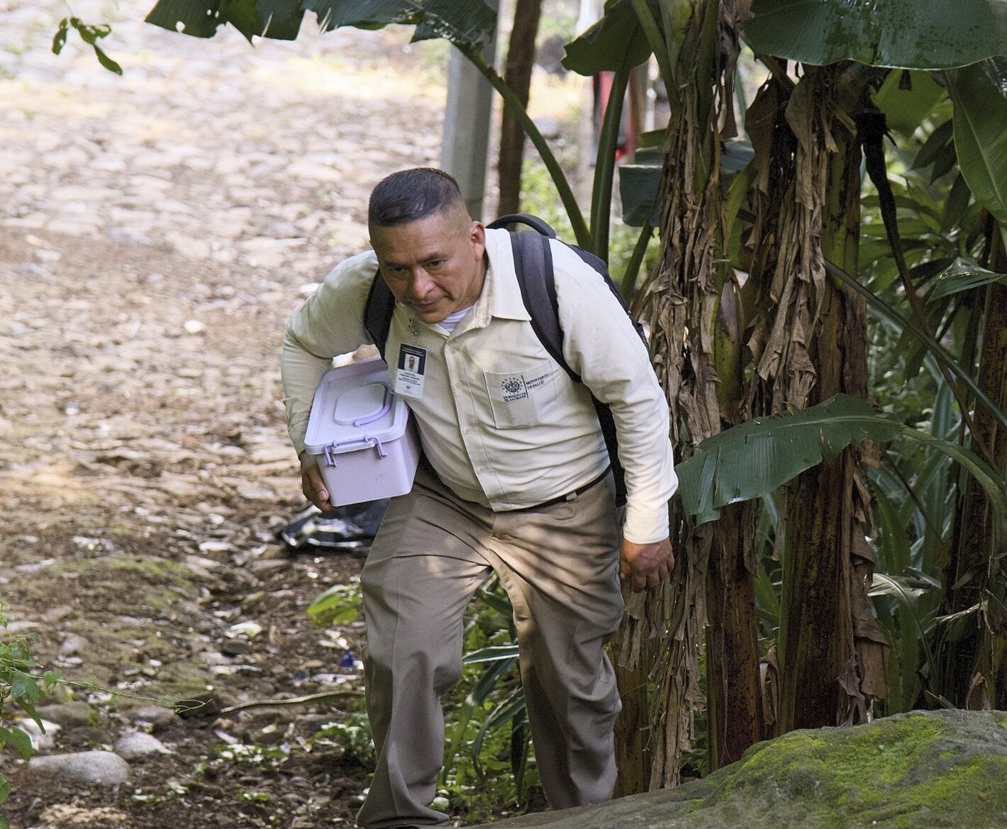 Promotor de salud visita comunidad