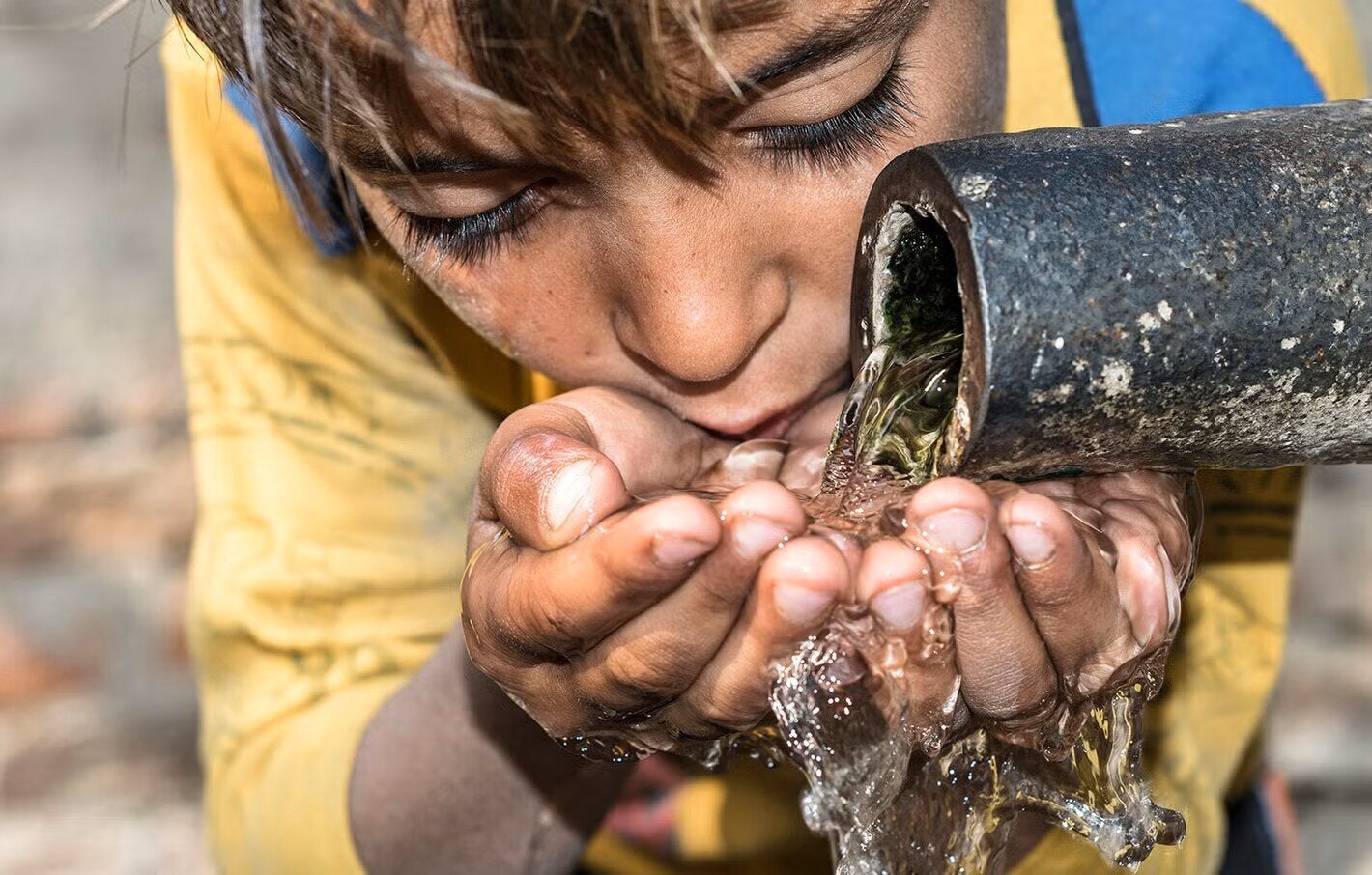 niño tomando agua