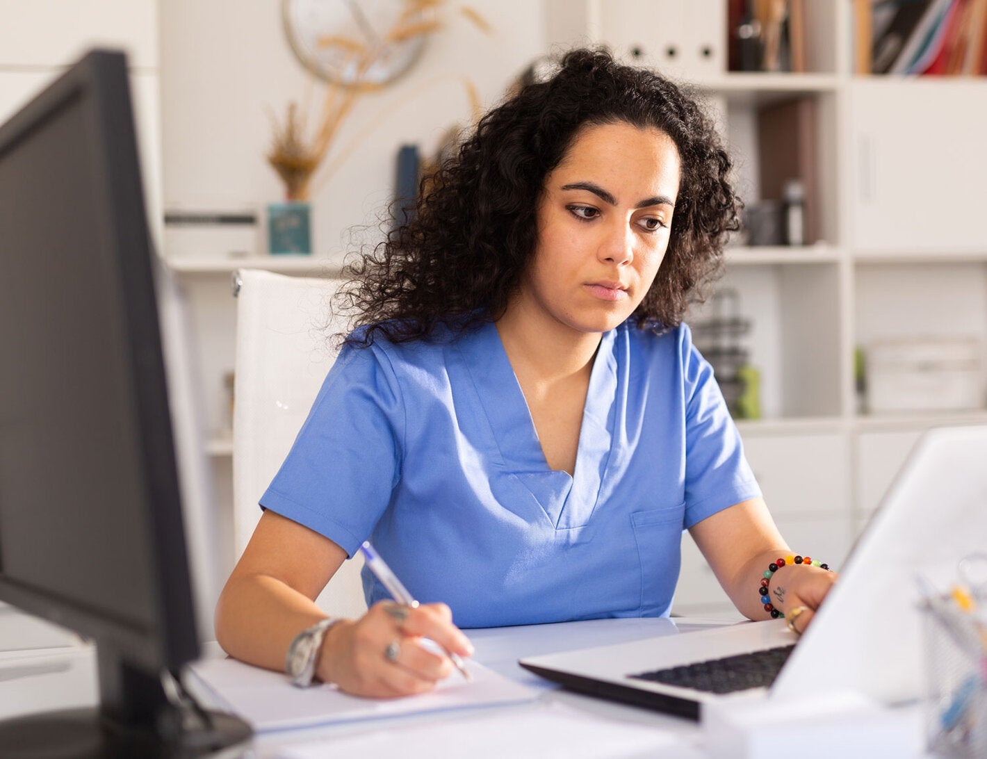 Trabajador de salud participando en una capacitación virtual