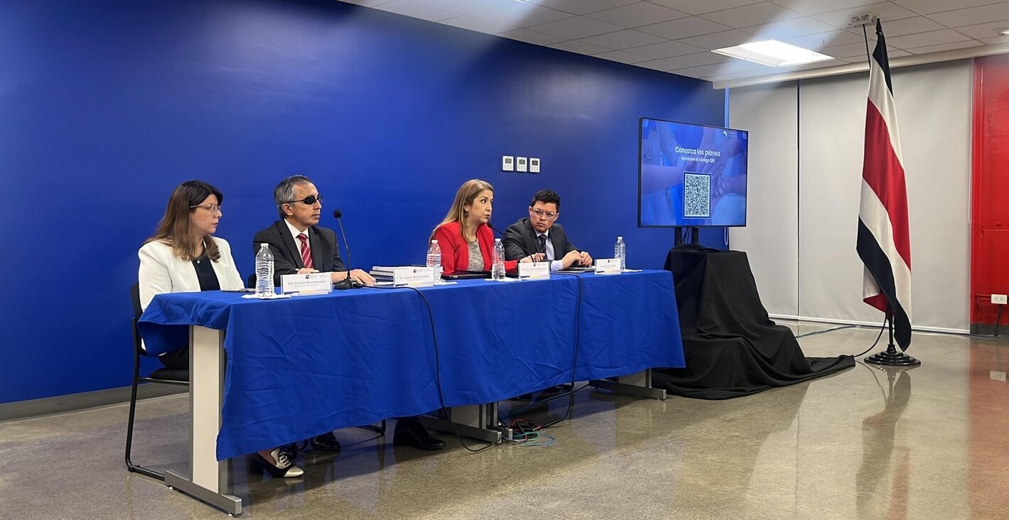 Ministra de Salud y autoridades durante la presentación de los planes