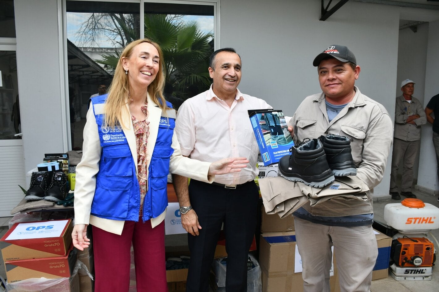 Foto con la representante de OPS en Argentina, Eva Jané Llopis junto al ministro de Salud de Chaco, Sergio Rodríguez, y agente durante la entrega de equipo de protección personal para hacer control vectorial