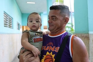 ""Padre y niño vacunado contra neumococo en Policlínico Lawton, Cuba""