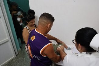 Vacunación antinemucócica en Policlínico Lawton, Cuba