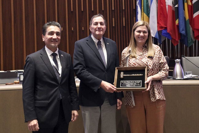 Presidente del 61º Consejo Directivo, Teresa Barán, recibe reconocimiento de parte del Dr. Jarbas Barbosa al finalizar la sesión.