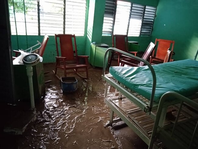 habitación de hospital inundada de agua.