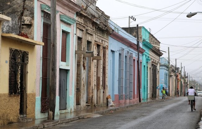 persona montando bicicleta en una calle de Cuba