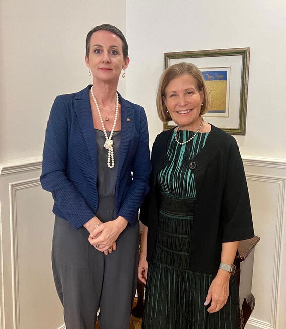 Dra. Ana Rivière Cinnamond, Representante de la OPS/OMS en Panamá con la Dra. Ivonne de Martinelli, Jefa de salud del Despacho de la Primera Dama de la República de Panamá, Señora Maricel Cohen de Mulino.