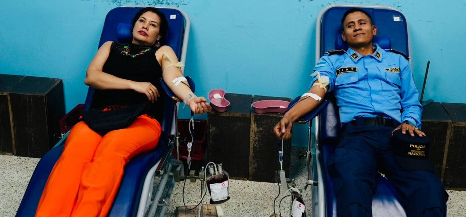 Daysi Núñez donando sangre