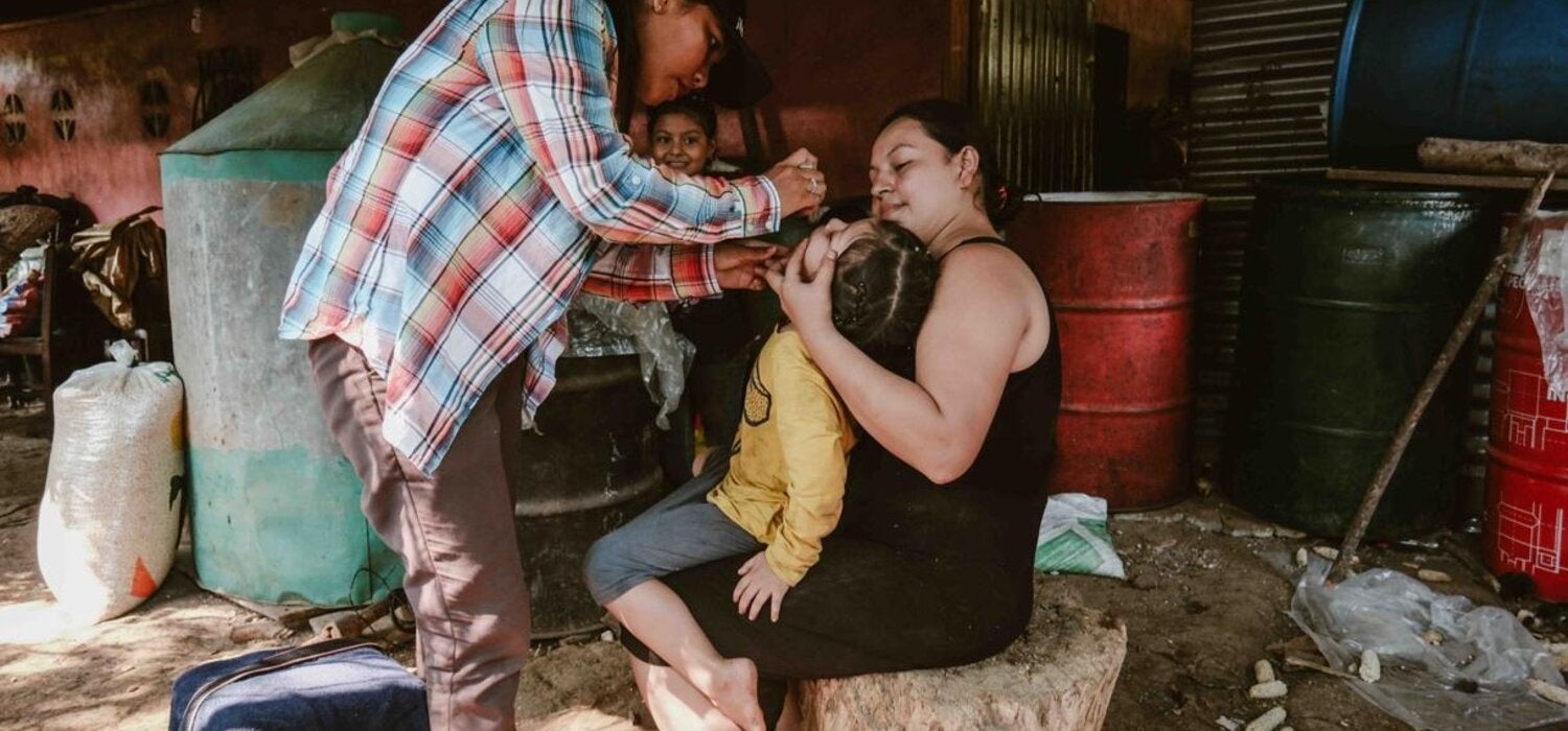 Personal del Ministerio de Salud Pública y Asistencia Social realiza una actividad extramuros administrando las vacunas IPV y OPV, San Andrés Villa Seca, Retalhuleu, Guatemala. 