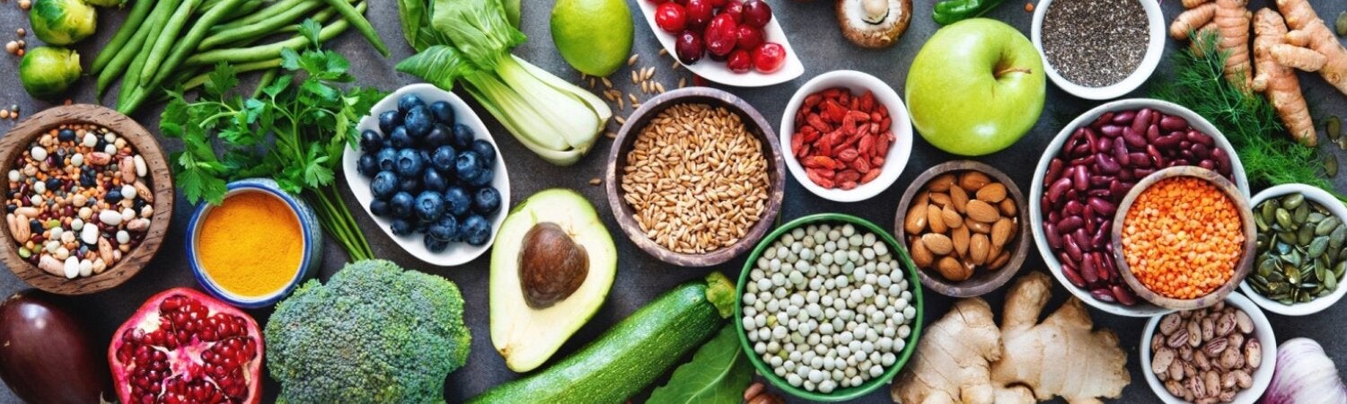 Foto que muestra una variedad de alimentos naturales.