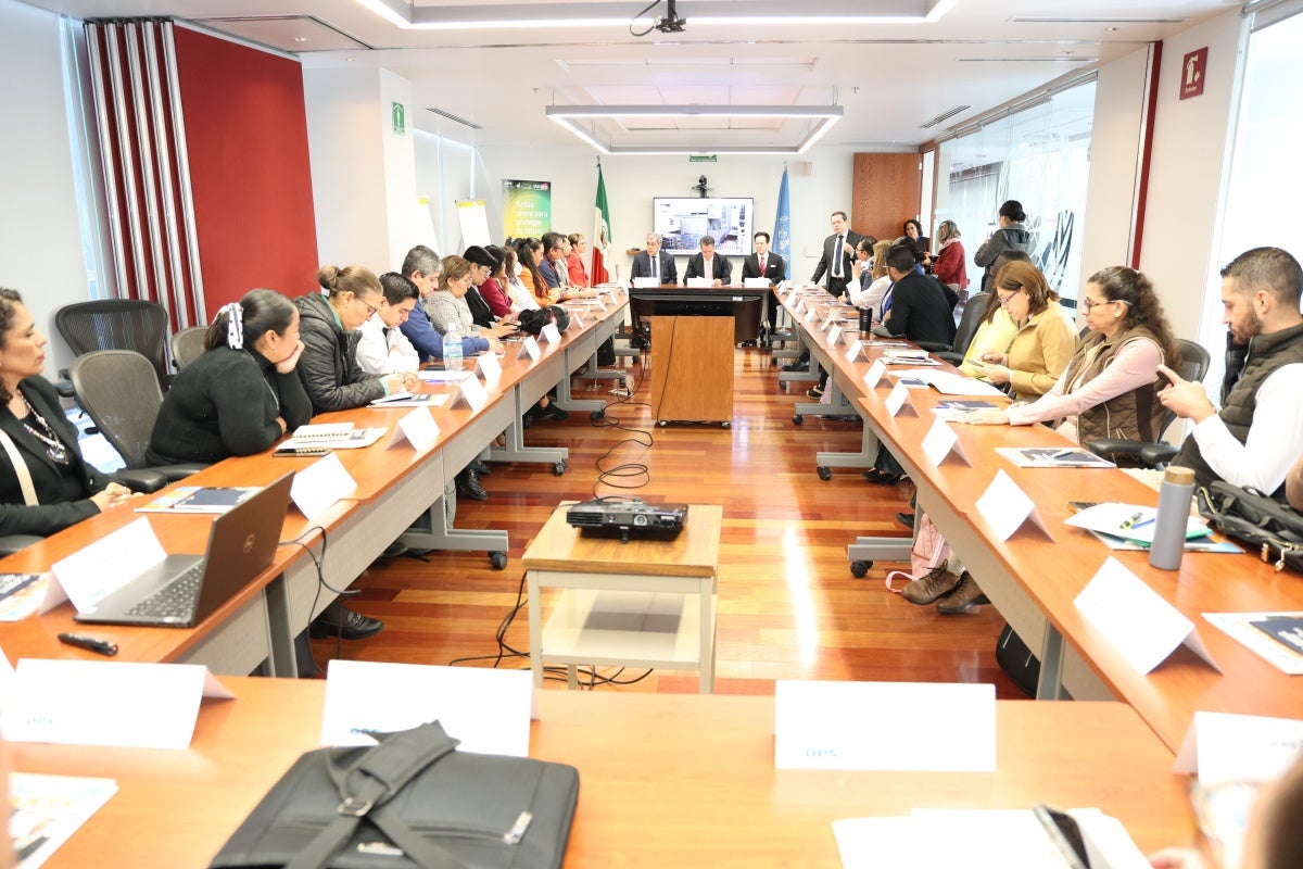 Foto del personal que participó en el taller, sentados en la sala de reuniones, prestando atención a los ponentes