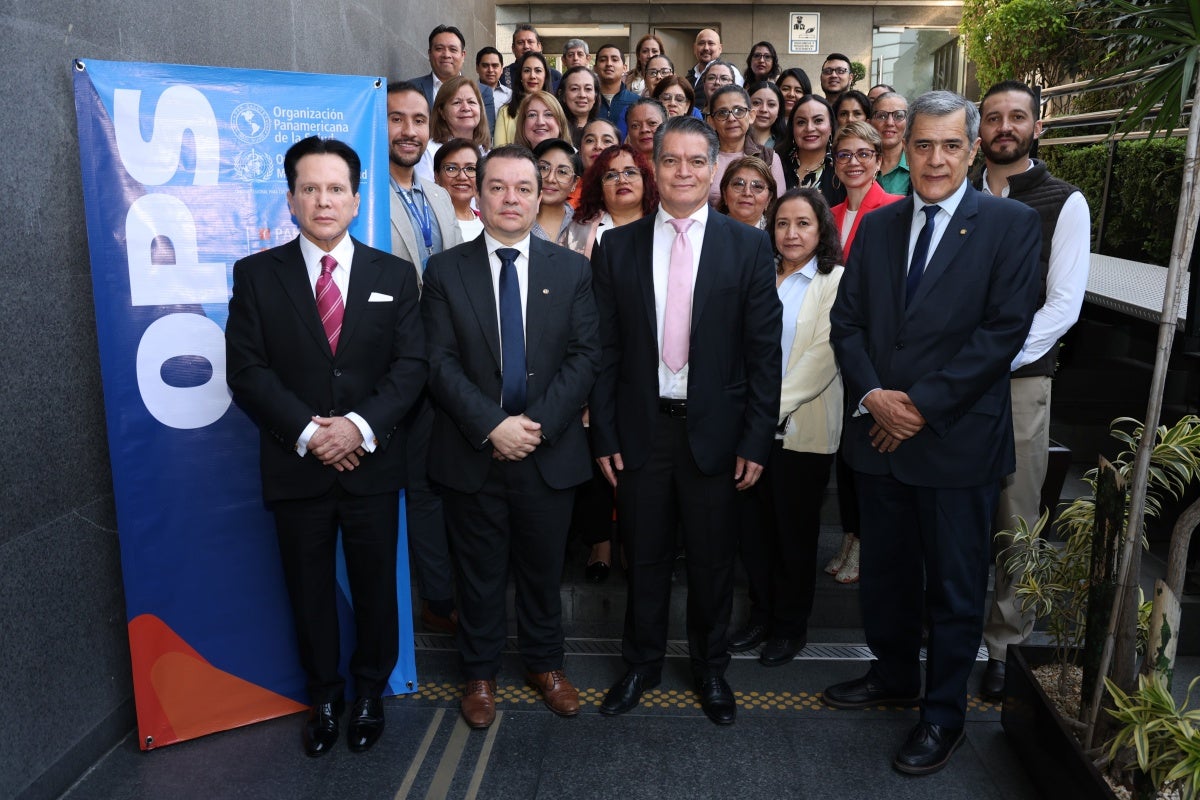 Foto de grupo; autoridades, facilitadores y participantes del taller, tomada en las escaleras de acceso al edificio donde está ubicada la oficina de OPS