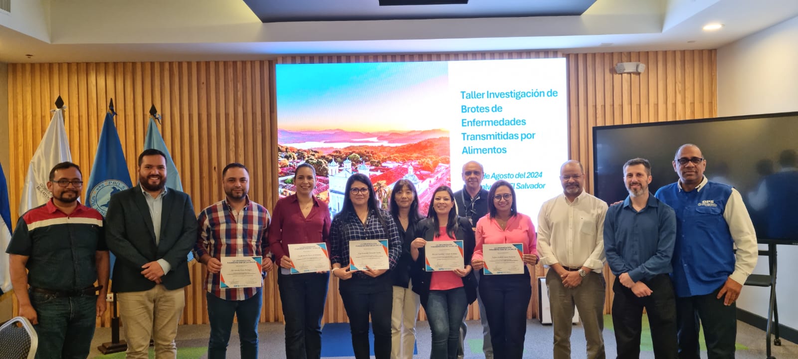 Graduados muestran sus diplomas