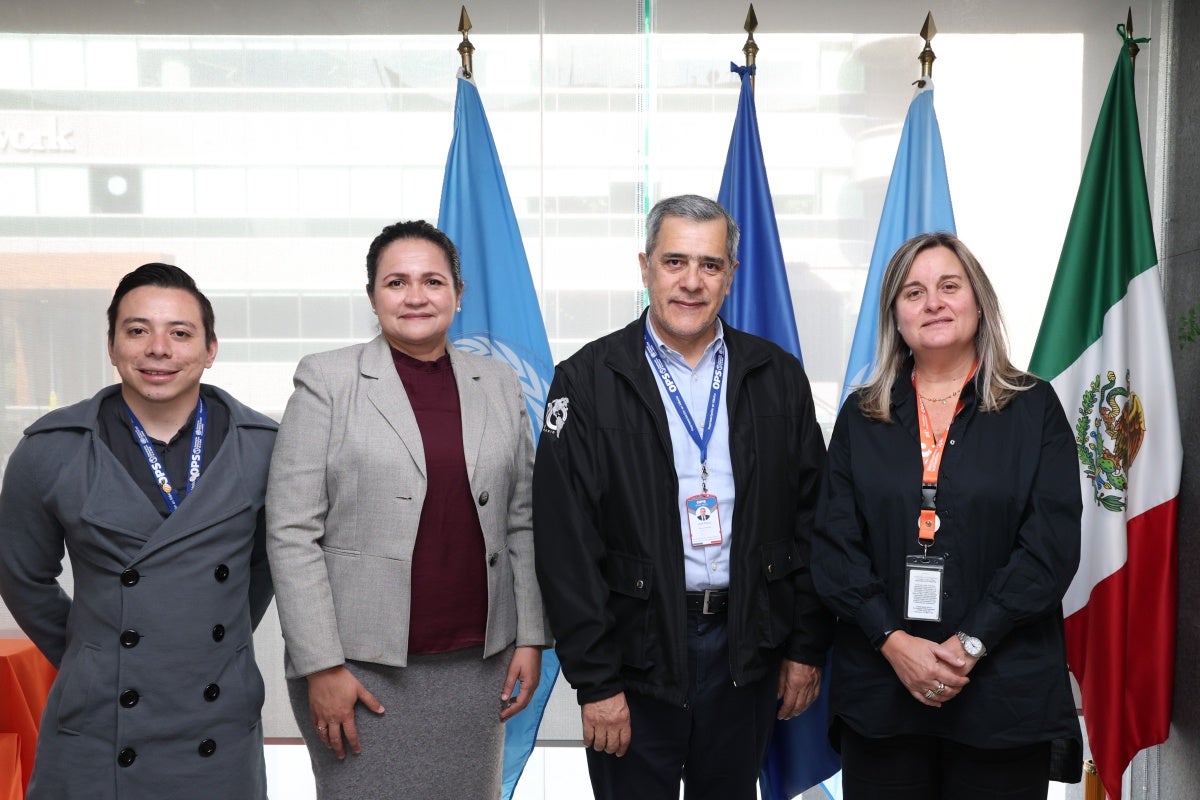 Fotografía de personal de la representación que recibió el informe de cierre de misión de la asesora regional