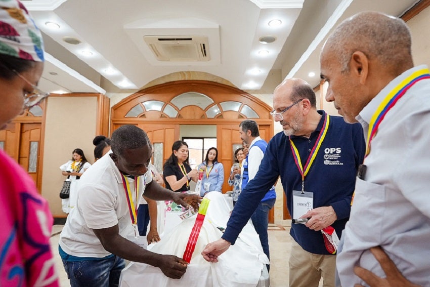 Foto taller mientras se usa la cinta obstétrica comunitaria