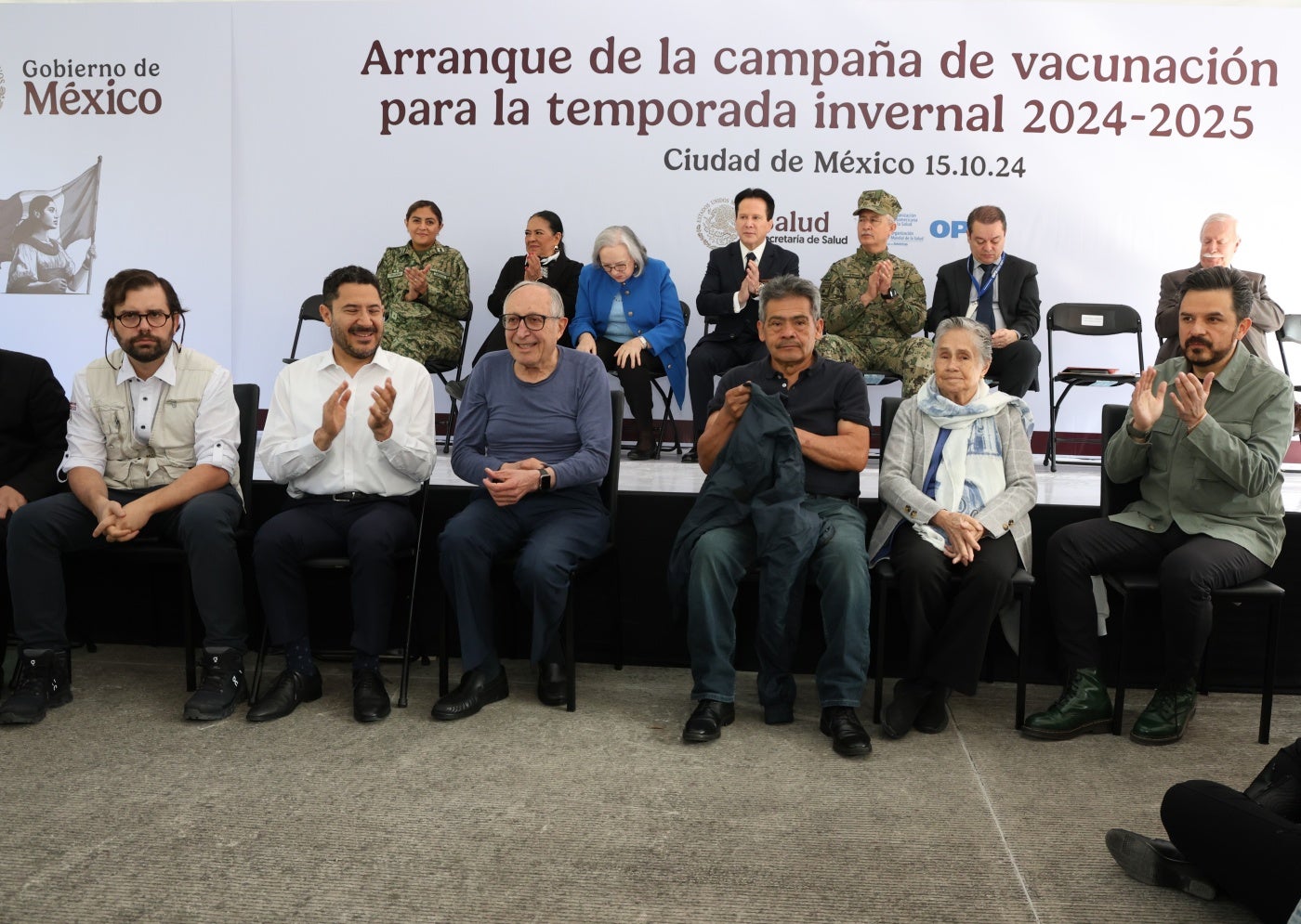 Personas del presidium, sentados después de recibir vacunación