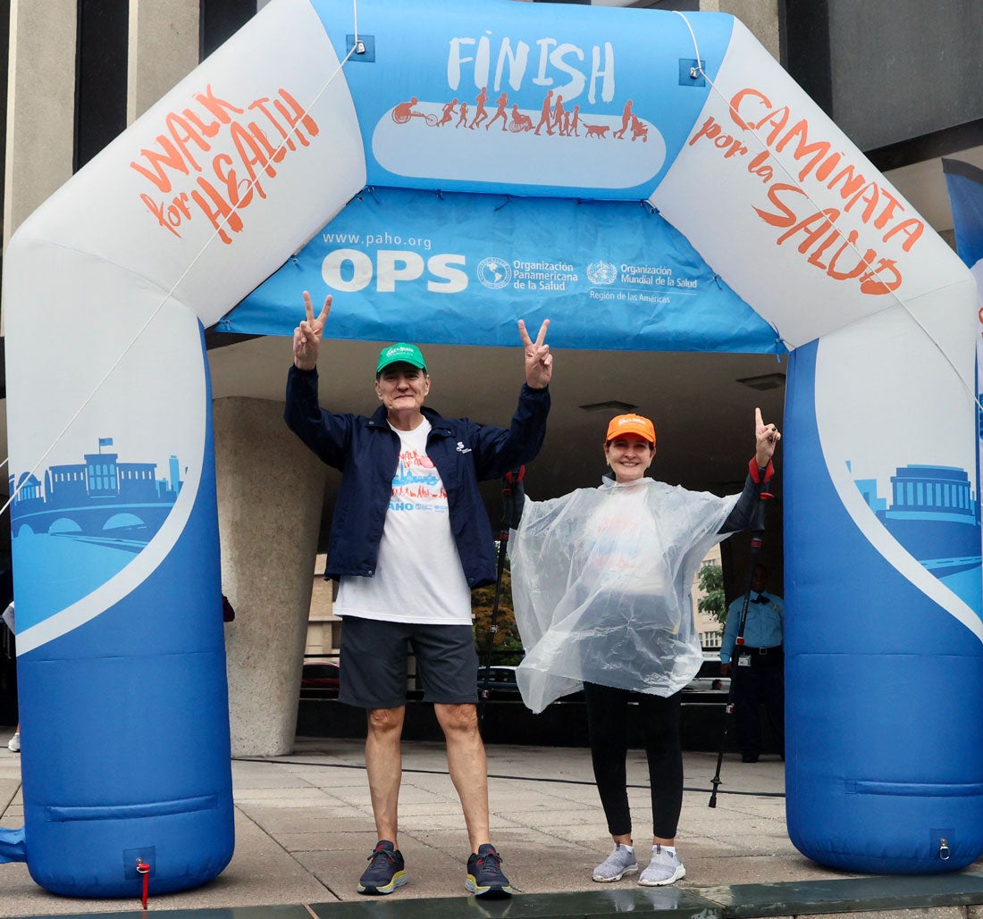 Dr. Jarbas Barbosa and his wife at the finish line of the race.