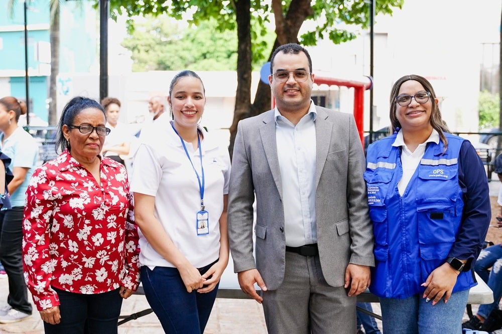 Autoridades durante apertura de vacunación.