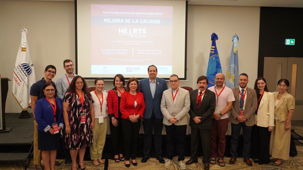 Autoridades locales con el equipo internacional de HEARTS