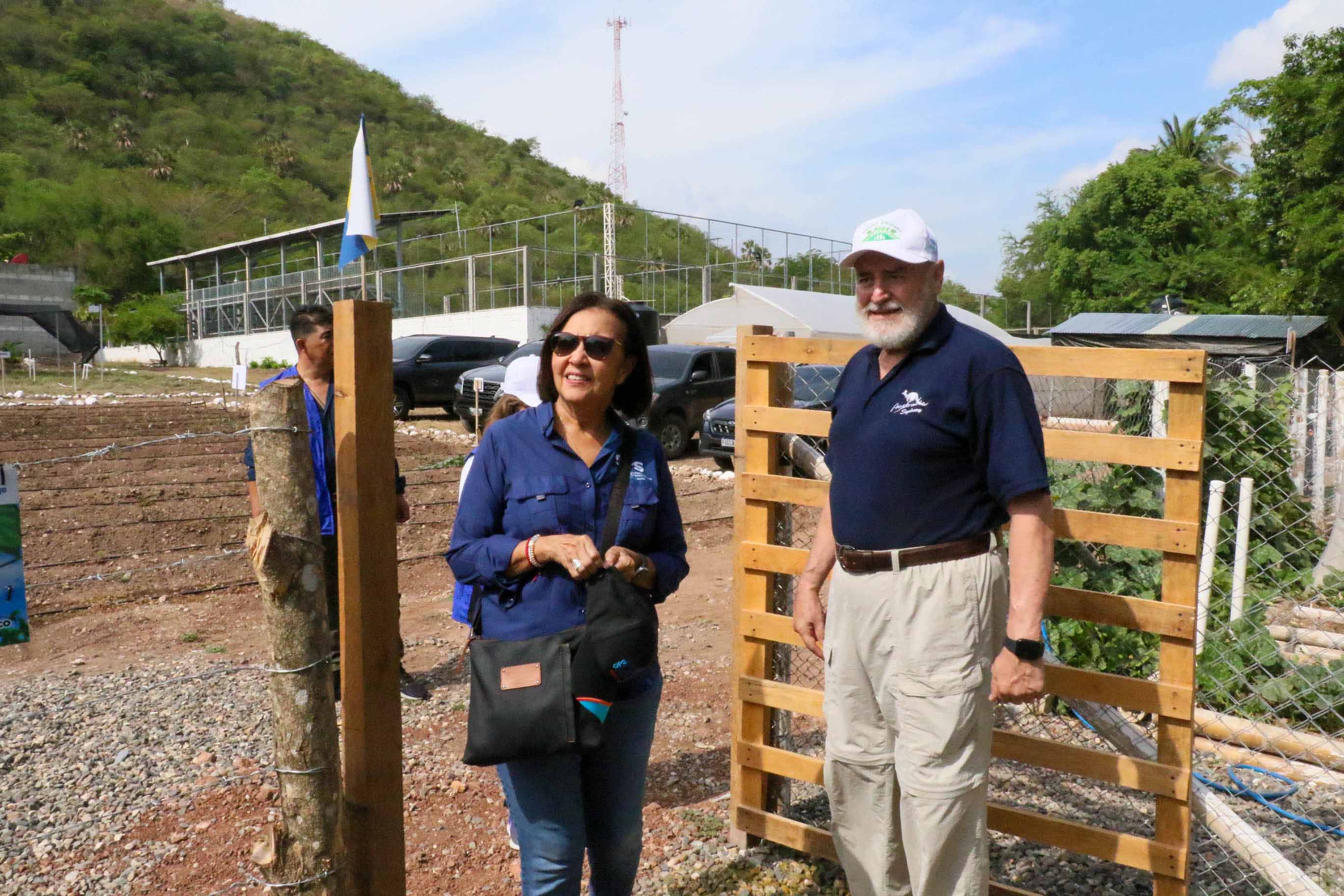 Representante de Guatemala observa el proyecto de viviendas en Camotán