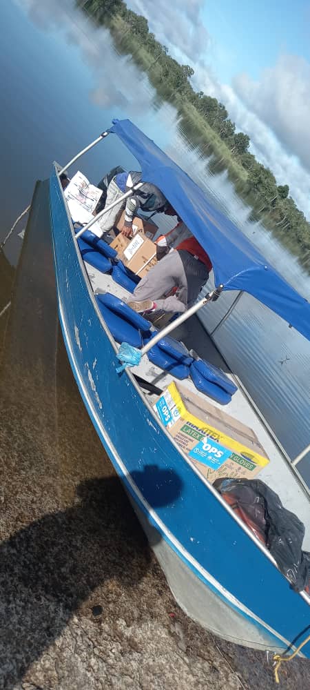Desde el puerto de Samariapo zarpó la embarcación cargando los insumos que luego de tres horas de viaje por el río Orinoco y una hora caminando arribaron a la comunidad de Caño Grulla, en el municipio Autana del estado Amazonas