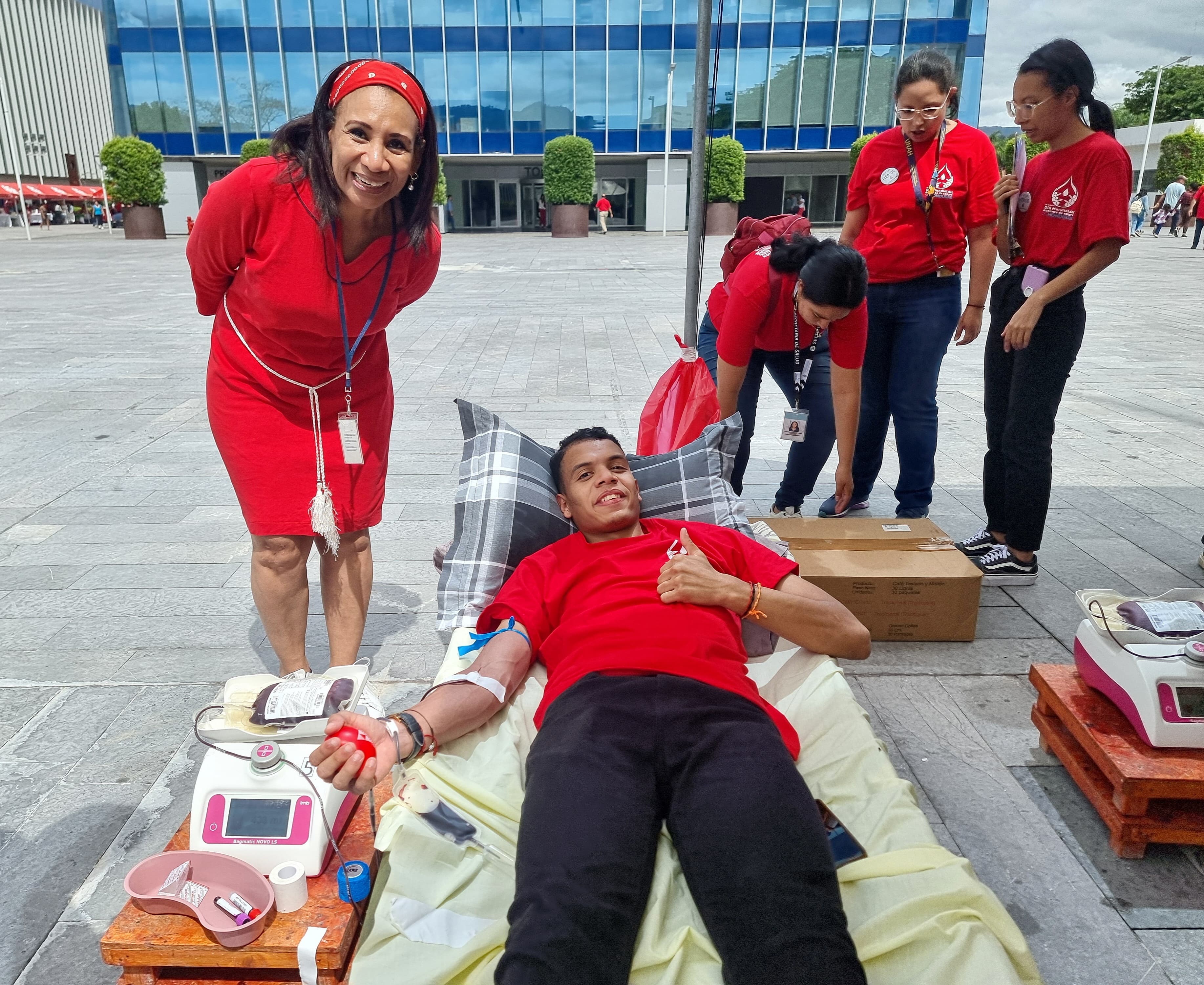 Ángel David Ríos, donando sangre hnd